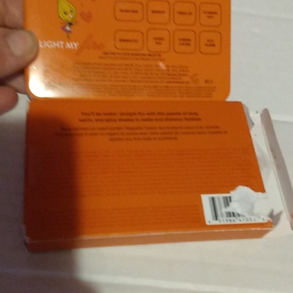 Too faced light my fire palette smells like cinnamon hearts - Picture 5 of 6